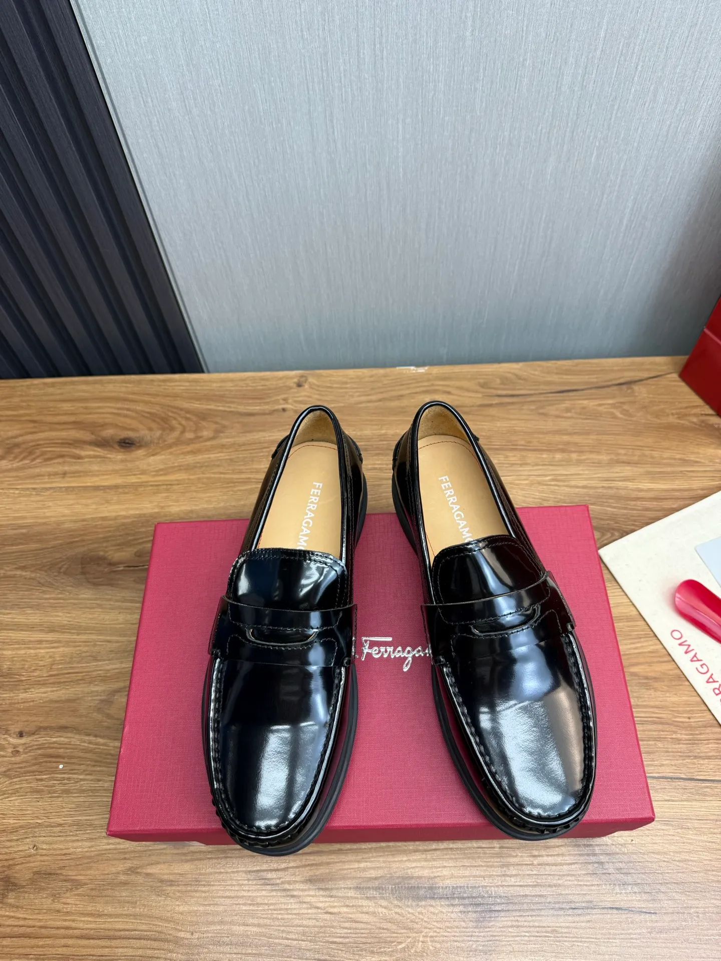 Men's shoes 💰800💰 Ferragamo. [Ferragamo] Men's Loaf leather shoes, the latest hot style, 1:1 original purchase quality, top quality, imported open-edge beaded cowhide leather on the upper, hand-made three-dimensional stitching highlights the round toe design, the inner feet are made of imported cowhide, with original wear-resistant rubber outsole, matching code 39-44, (38, 45 custom-made, non-refundable)